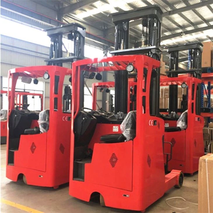 Uso de carretillas elevadoras de camiones retráctiles en almacén