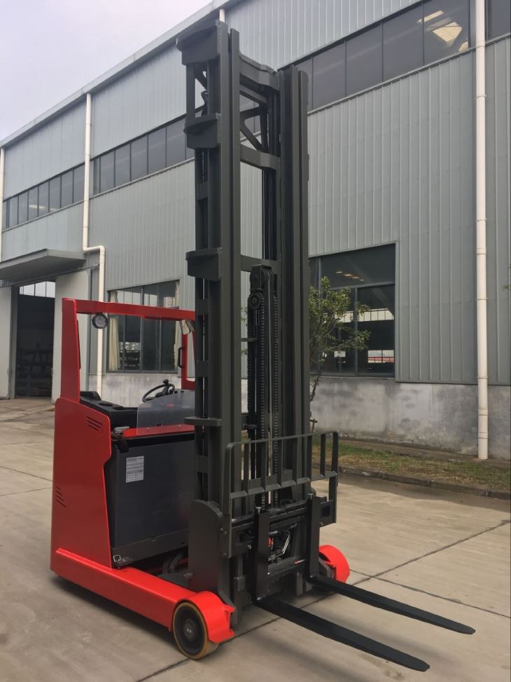 Carretilla retráctil eléctrica de asiento lateral de 1600 kg INDUSTRIAL