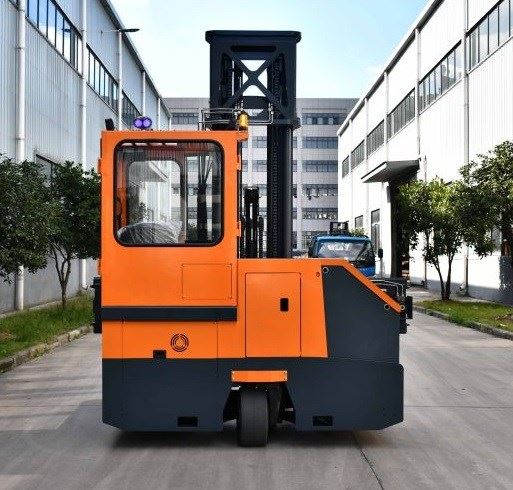  8 meters Rubber Wheels Four-way Driving Forklifts