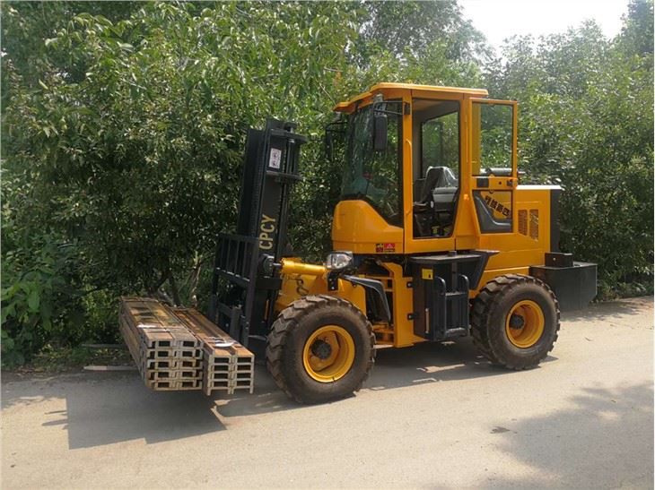 Carretilla elevadora todoterreno a la venta